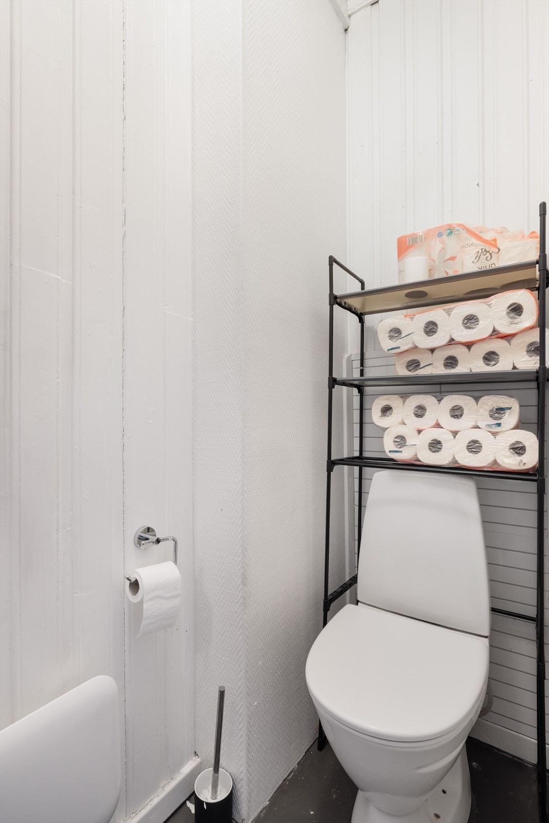 I tillegg er det et eget toalettrom i etasjen med gulvmontert toalett og servant. Galleribilde