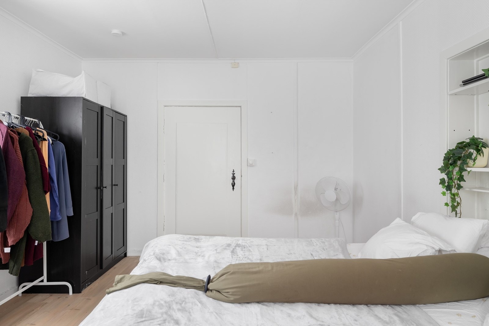 Det er montert garderobeskap på rommet. Galleribilde