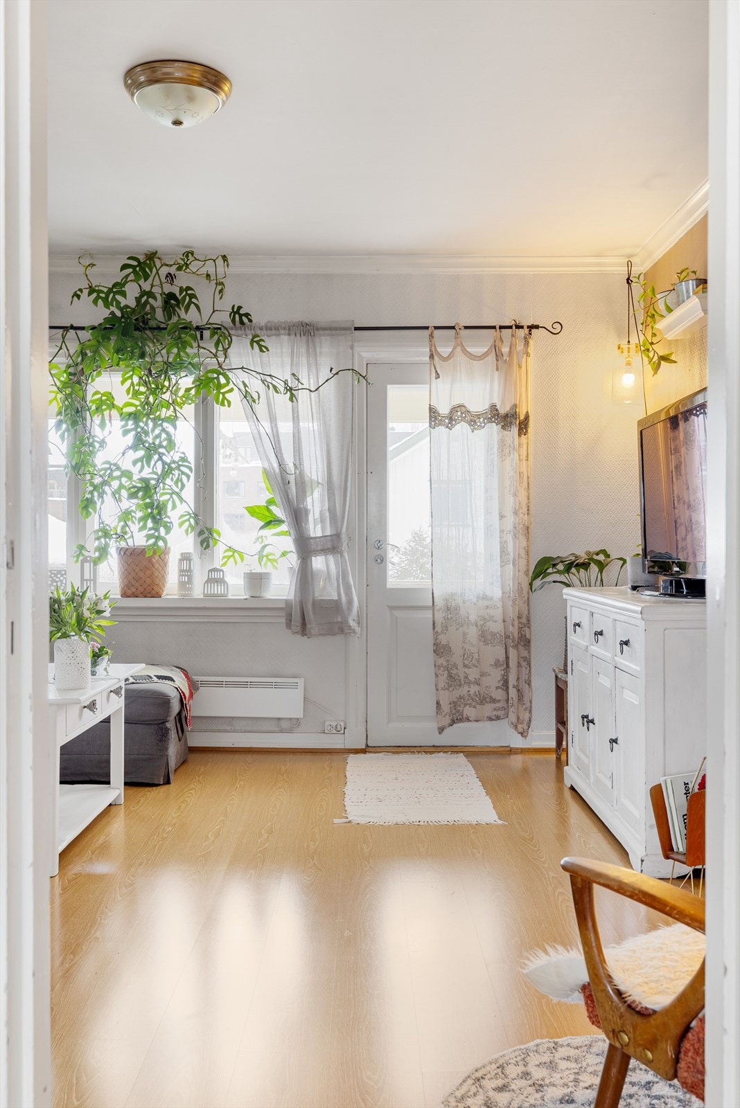 Det er utgang til overbygd veranda fra stua. Galleribilde