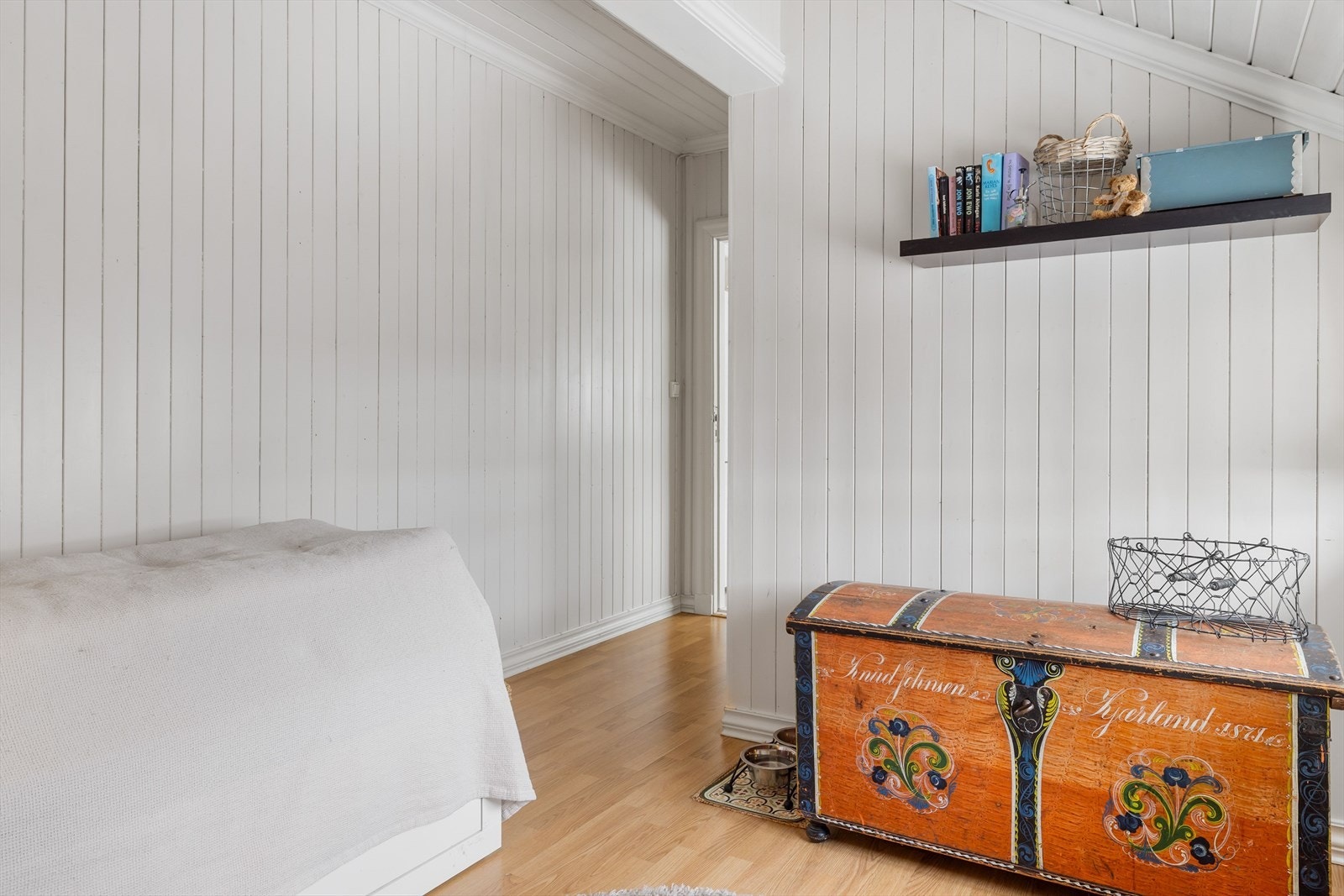 Rommet har malt panel på veggene og gulvet har laminat. Galleribilde