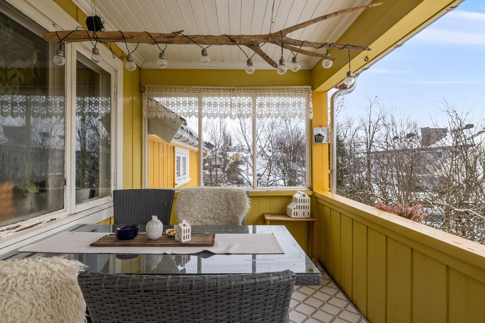 Verandaen vender mot sør noe som gir gode solforhold på dagtid. Galleribilde