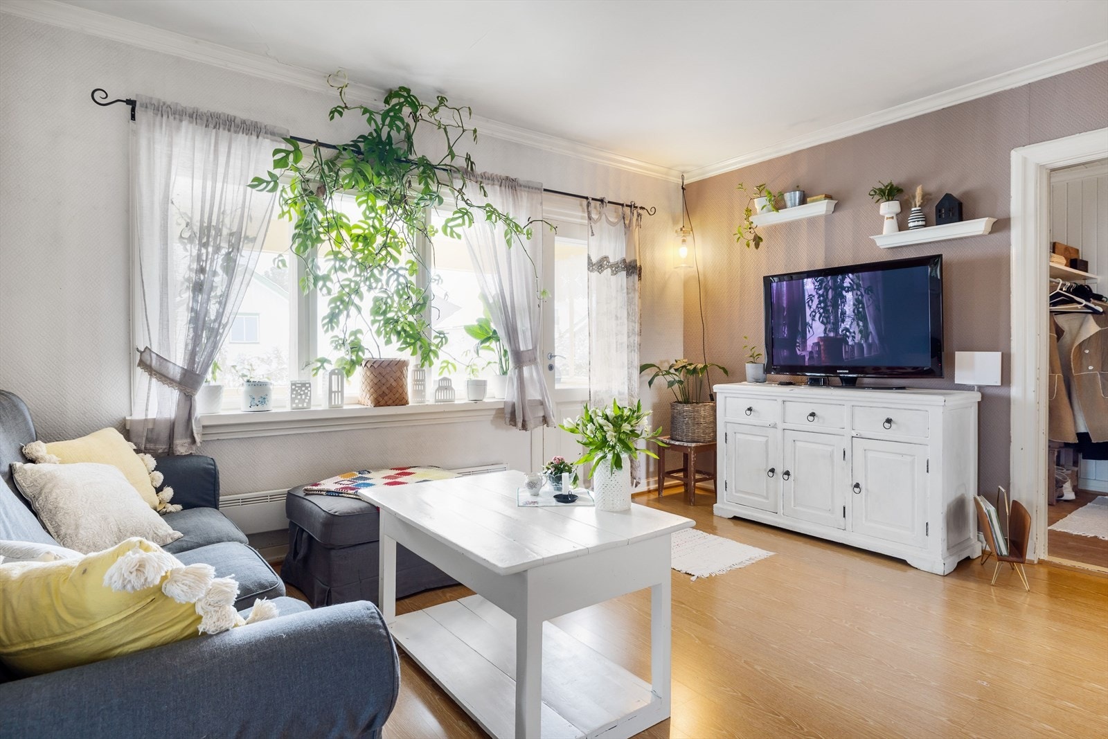 Stua har plass til TV-møblement og andre ønskelige møbler. Galleribilde