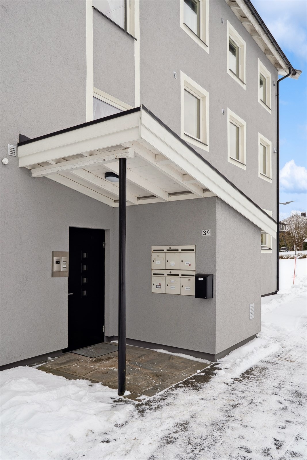 Hyggelig inngangsparti. Denne leiligheten har beliggenhet i 2. etg. Galleribilde