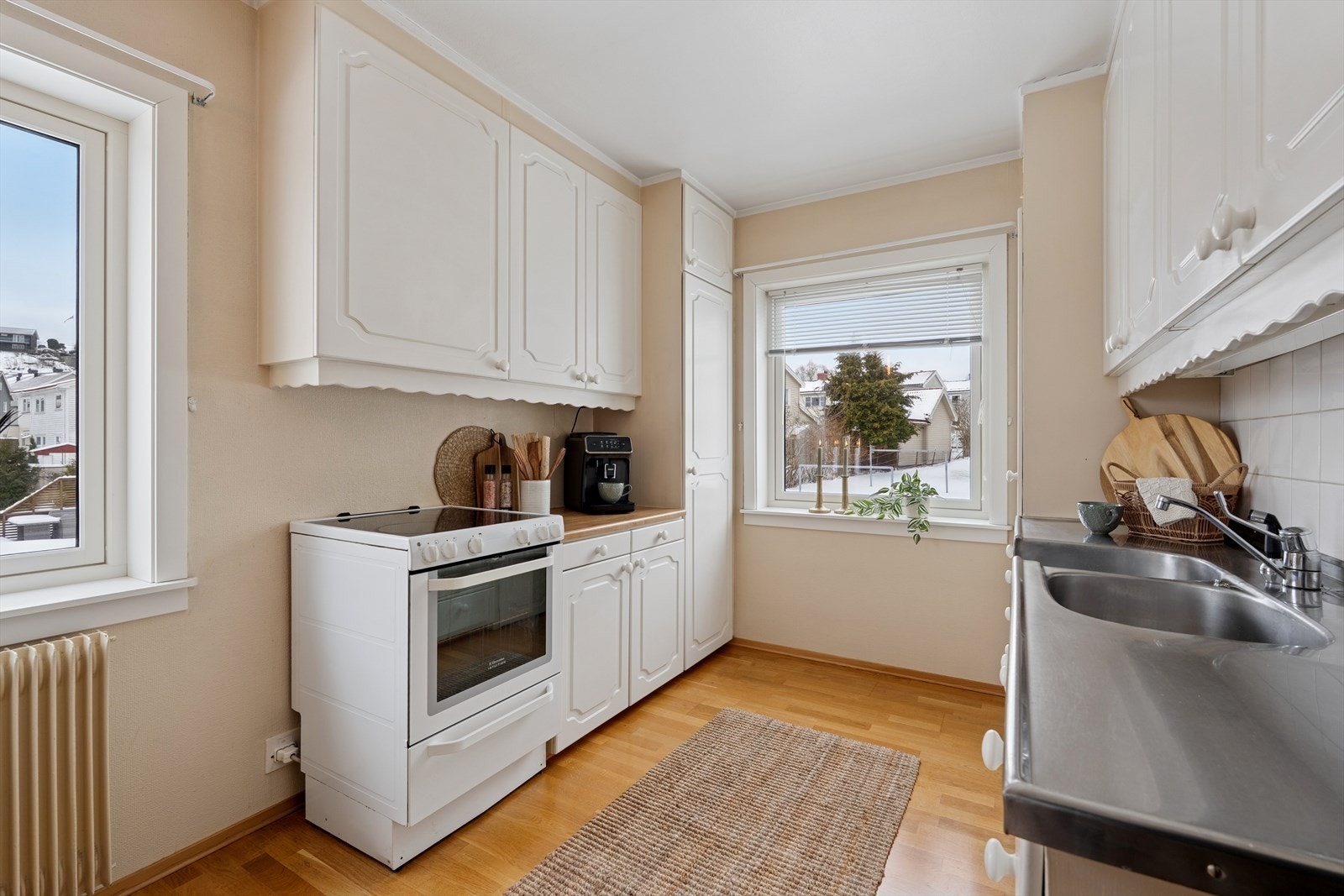 Kjøkken har en eldre innredning. Her er det rikelig med skap- og benkeplass. Det er vinduer på begge sider av rommet, som gir et flott naturlig lysinnslipp. Galleribilde