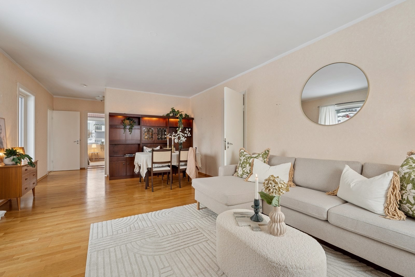 Stue med god romfølelse og utgang til balkong. Galleribilde