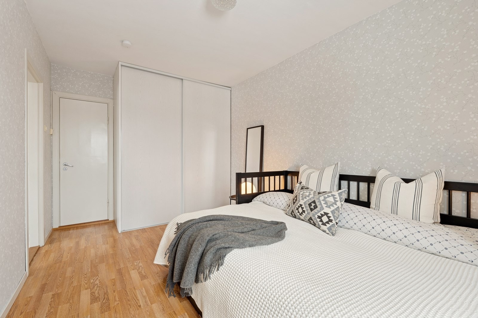 Hovedsoverom med skyvedørsgarderobe. Galleribilde