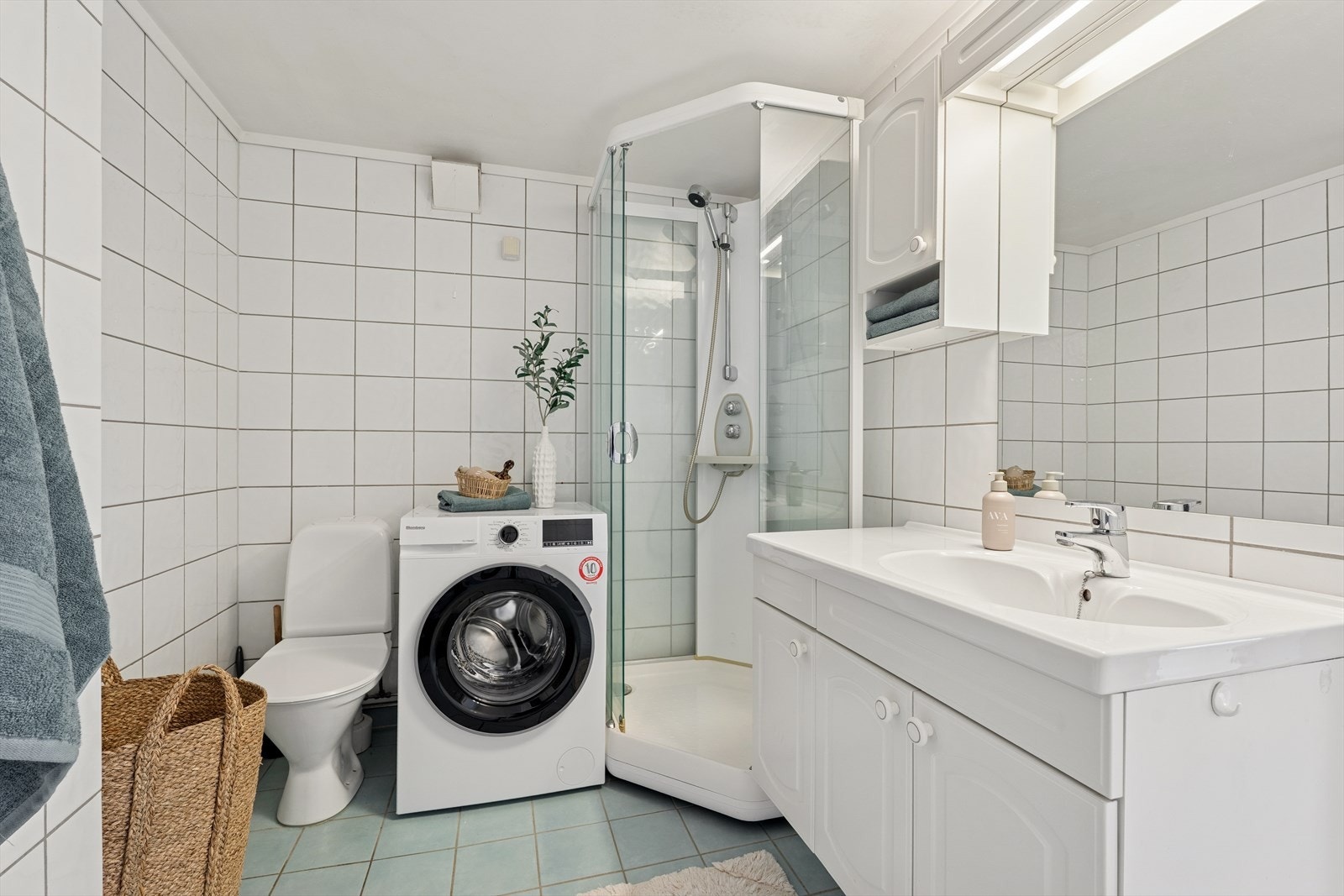 Innredet med servantinnredning, dusjkabinett, opplegg for vaskemaskin og wc. Galleribilde