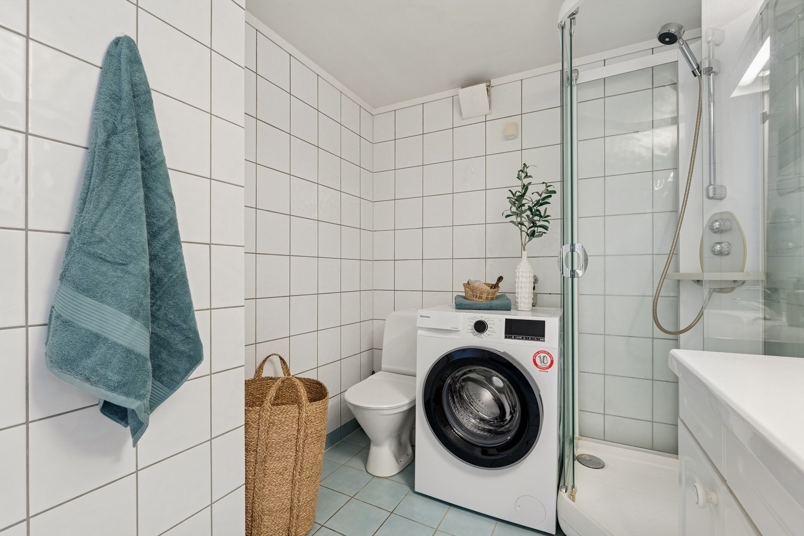 Bad har fliser på gulv med varmekabler. Galleribilde