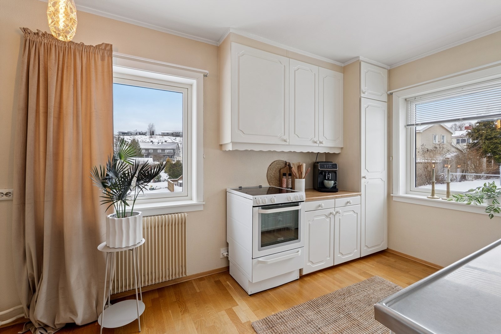 Romslig og lyst kjøkken hvor det er god plass til spisebord. Galleribilde