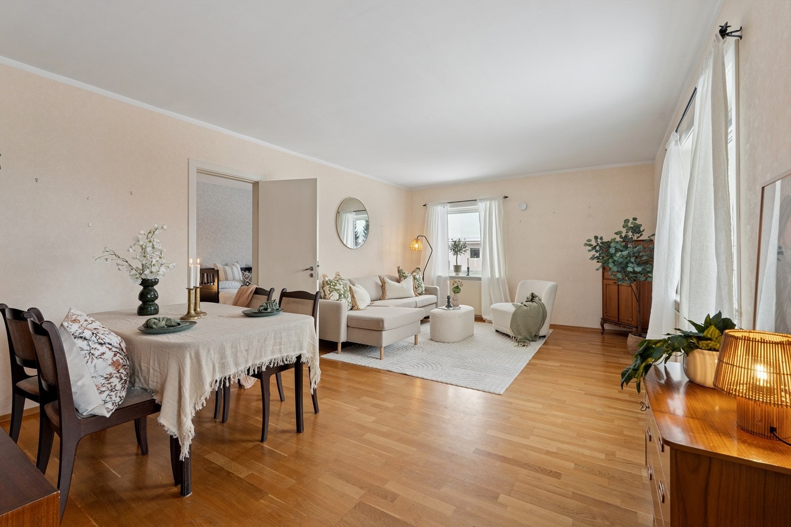 Her er det god plass til og samle familie og venner til hyggelige lag. Galleribilde