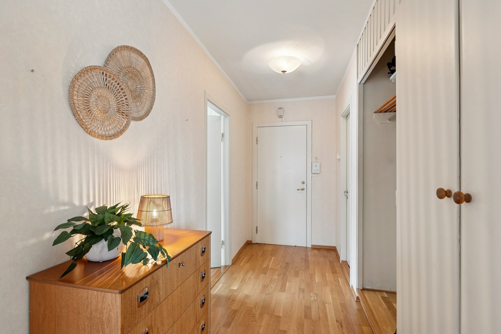 Romslig entré med gode oppbevaringsmuligheter for yttertøy. Galleribilde