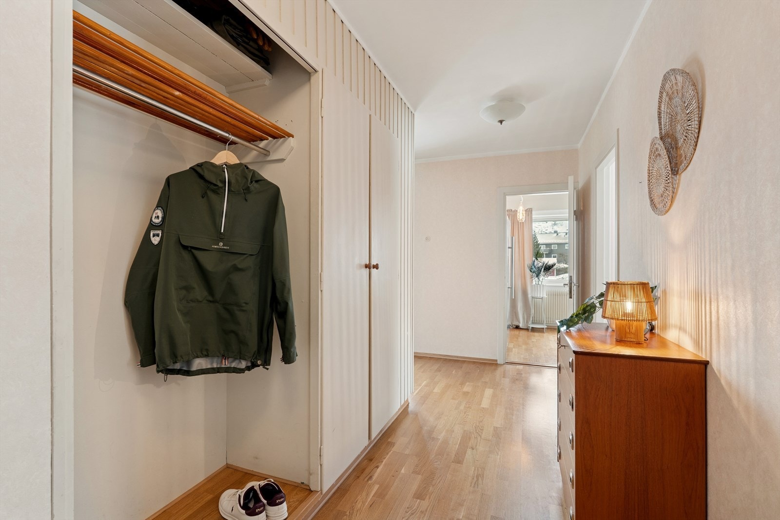 Velkommen inn! Lys og innbydende entré med gode muligheter for oppbevaring. Galleribilde