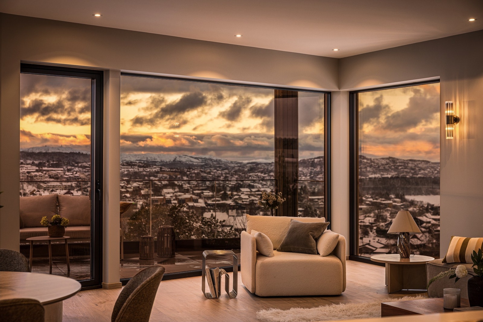 Det funkler i tusenvis av lys når mørket faller på. Galleribilde