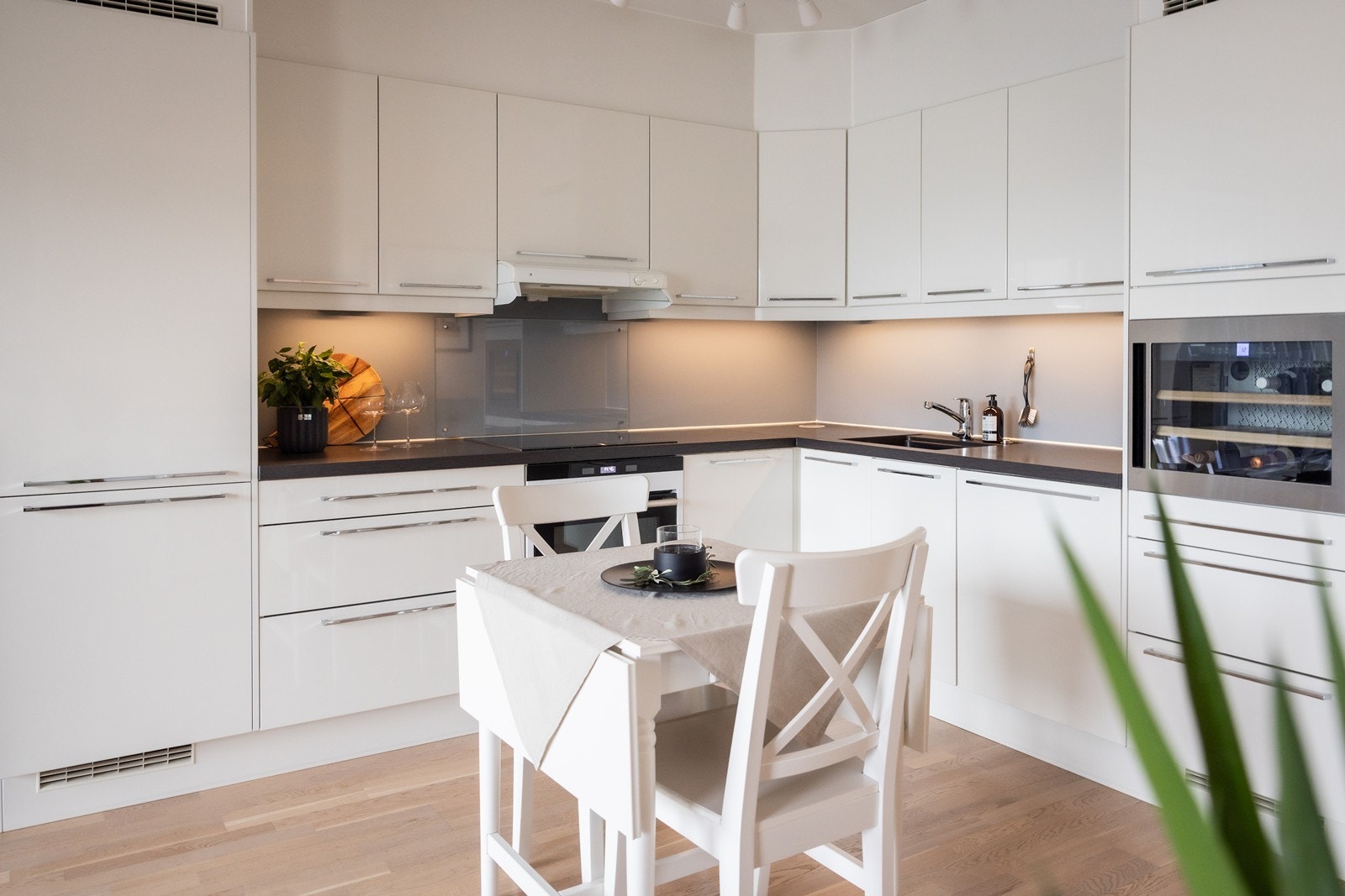 Rikelig med skapplass på kjøkkenet, integrerte hvitevarer. Galleribilde