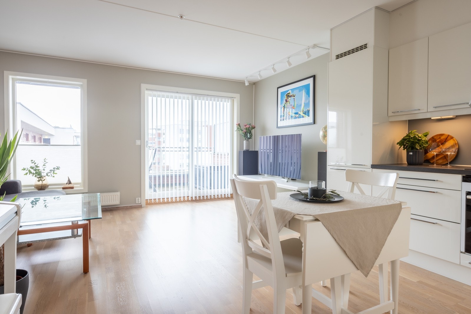 Åpen stue/kjøkken løsning, det er også plass til et større bord enn det som er der i dag. Galleribilde