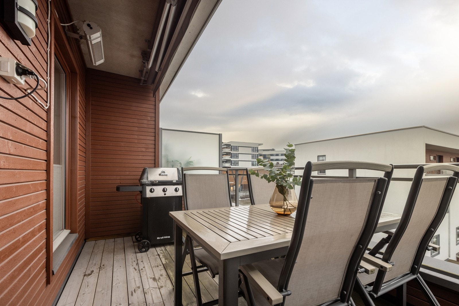 Fornebu S ligger i umiddelbar nærhet som man kan se på bildet. Galleribilde