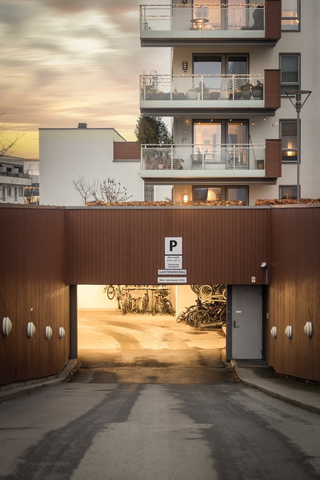 Stort garasjeanlegg i kjelleren, parkering med El-lader, samt gjesteparkering i kjelleren. Galleribilde