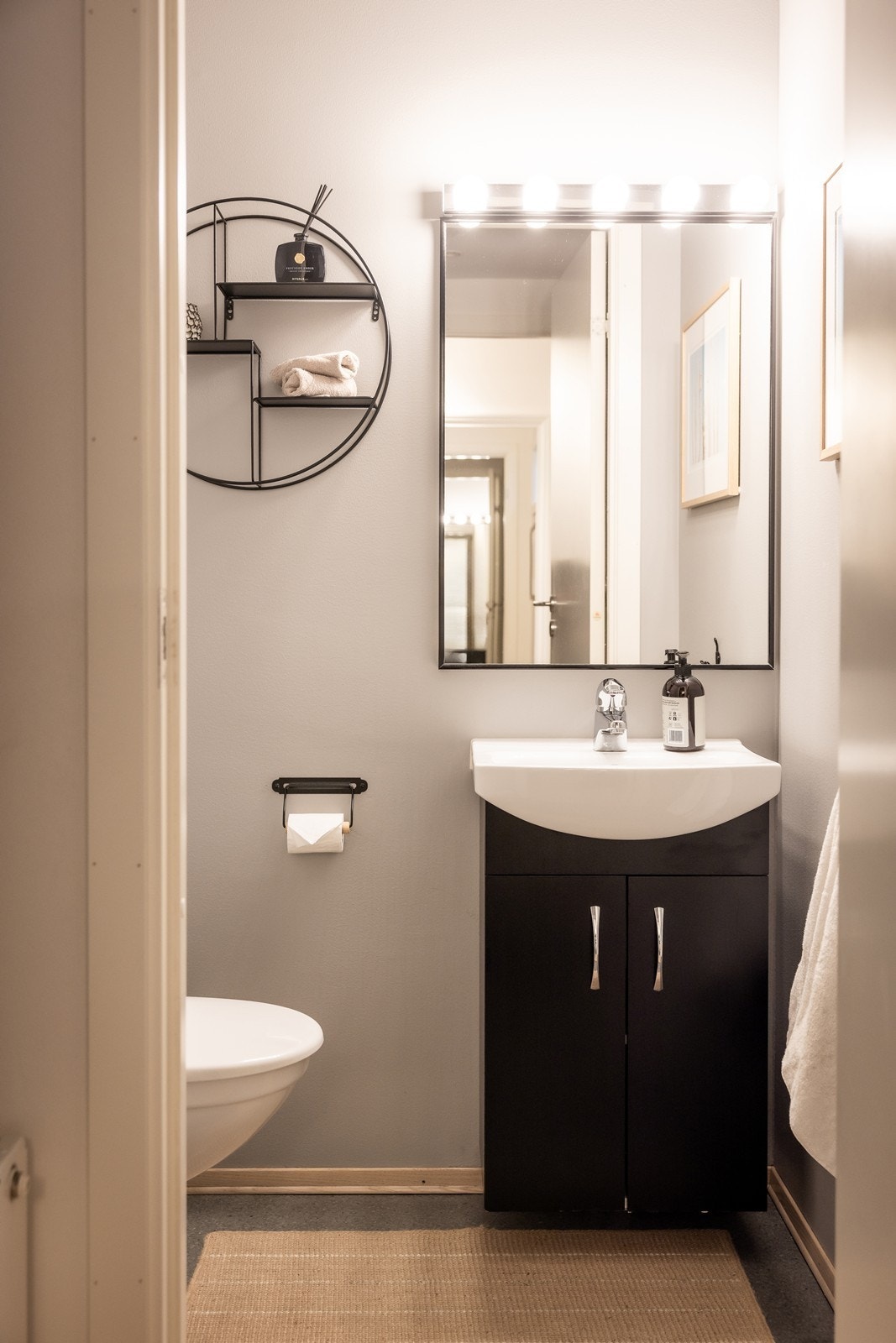 Gjestetoalett i tilknytning til entréen. Galleribilde