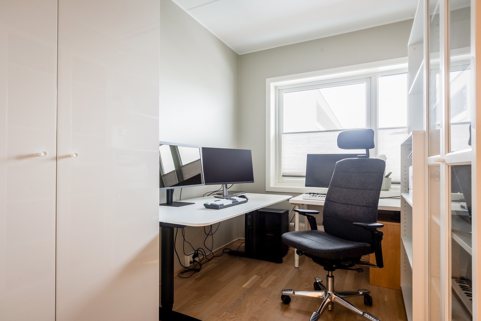 Soverom 3 av 3 brukes i dag som kontor. Noe overmøblert i dag, tidligere møblert med dobbeltseng :) Galleribilde