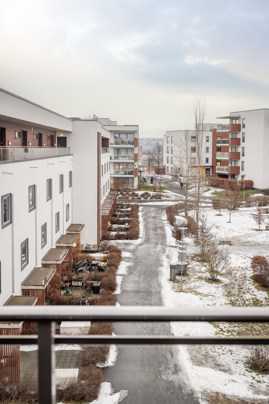 Leiligheten ligger med fritt utsyn mot hyggelige fellesarealer. Galleribilde
