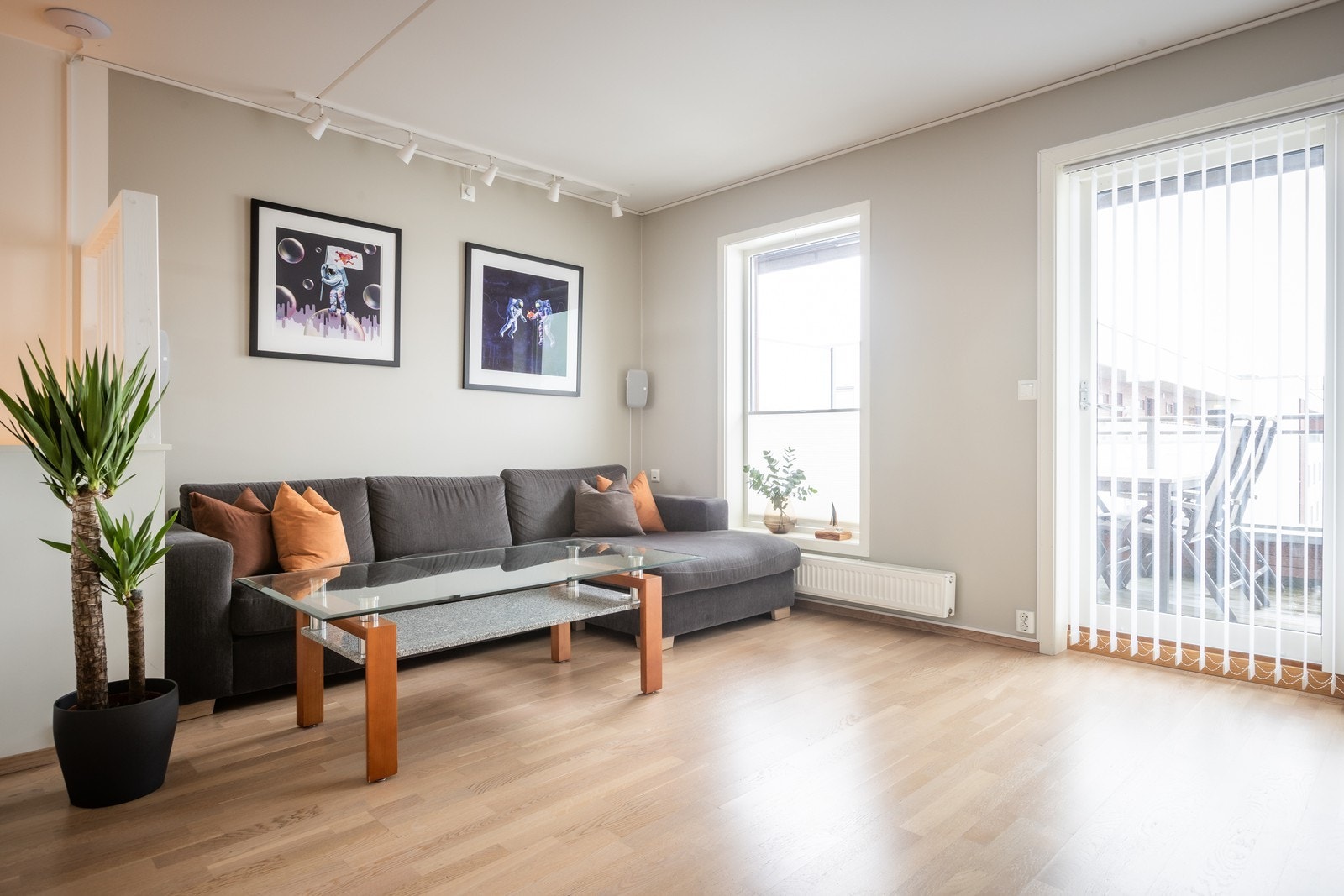 Lys stue med rikelig lysinnslipp, leilighetens stue vender mot vest og har gode lysforhold. Galleribilde