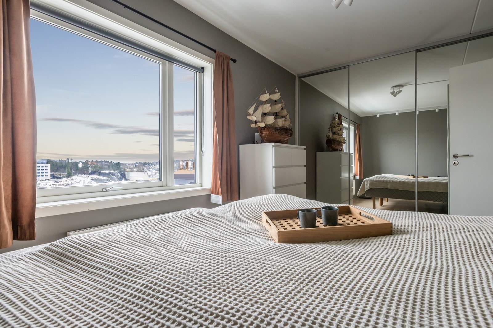 Soverom 1 av 3. Dette soverommet har stor skyvedørsgarderobe med speildører. Galleribilde