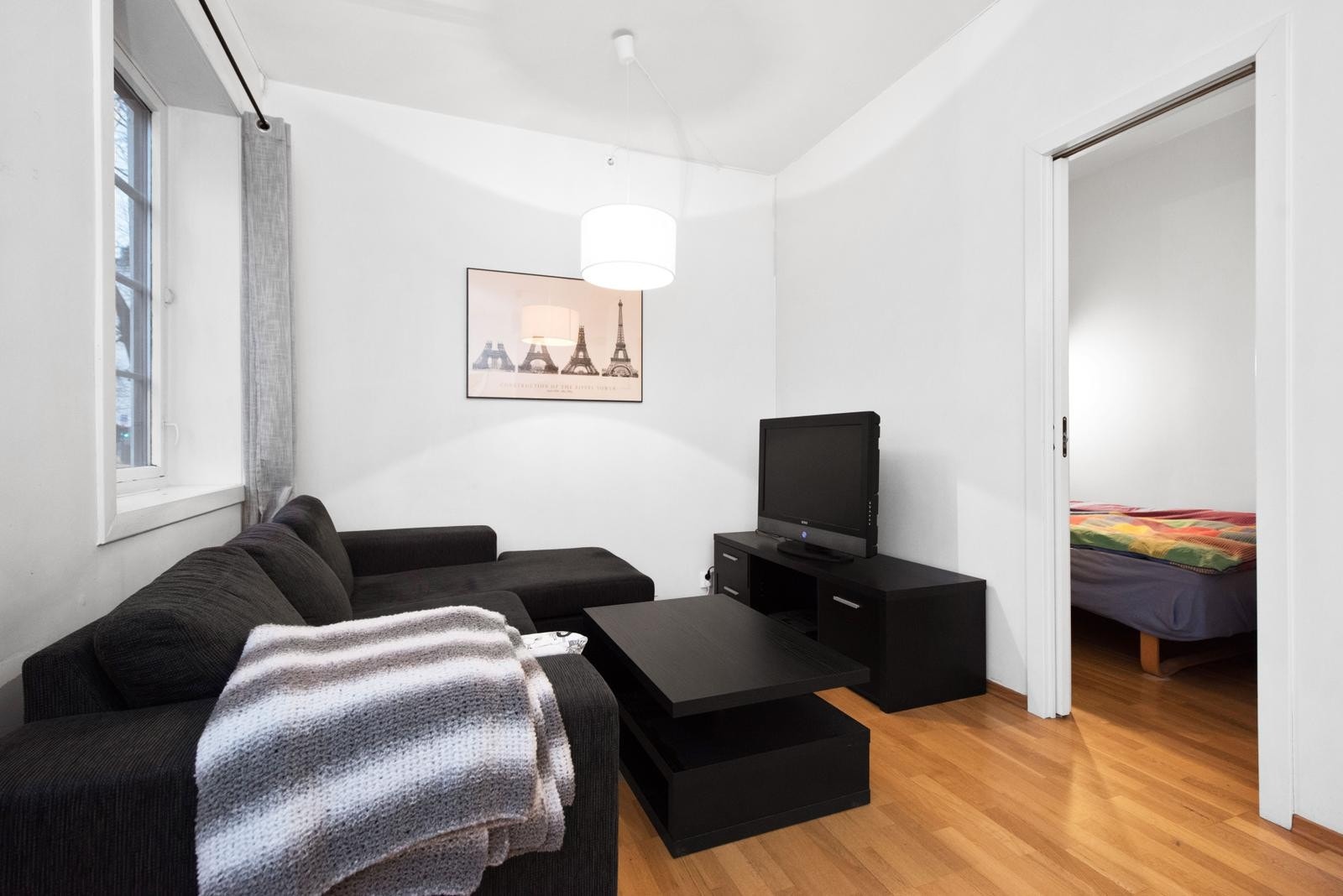 Praktisk planløsning med plass til romslig sofa Galleribilde