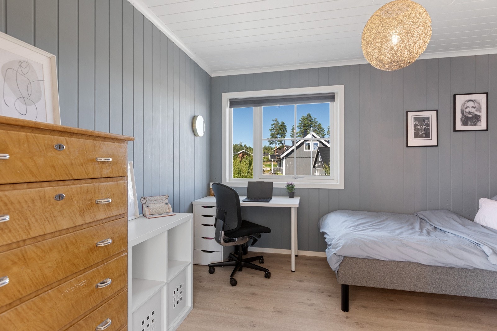 Tre av boligens soverom er plassert her, alle med gode innredningsmuligheter som gjør det enkelt å tilpasse rommene etter behov. Galleribilde