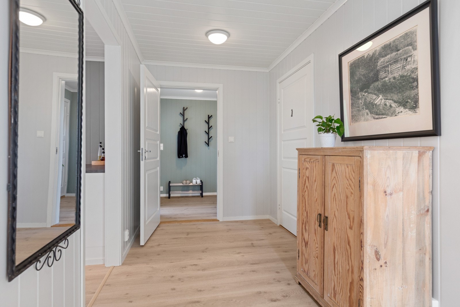 Boligen har gjennomgående duse, tidsriktige farge- og materialvalg som skaper en harmonisk og moderne helhet. Galleribilde