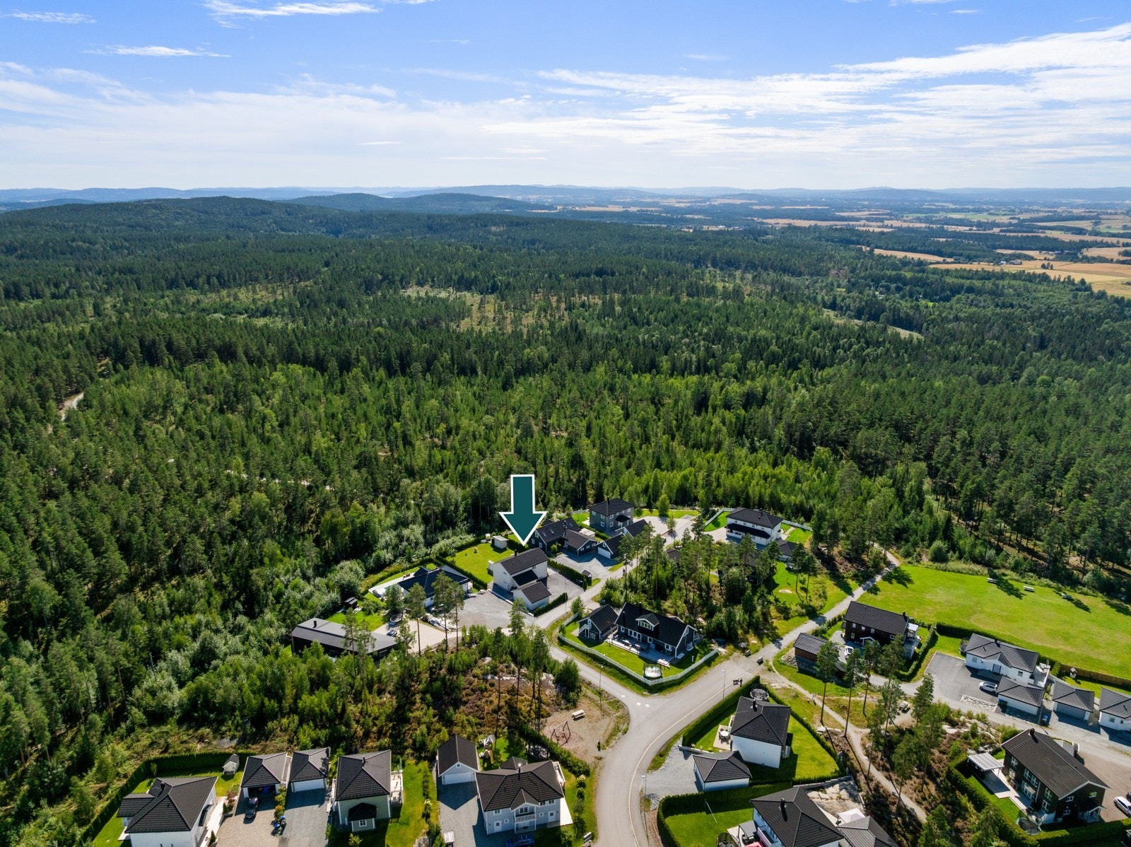 Her bor du med umiddelbar nærhet til marka, som byr på flotte turmuligheter rett utenfor døren året rundt - perfekt for deg som setter pris på natur og friluftsliv. Galleribilde