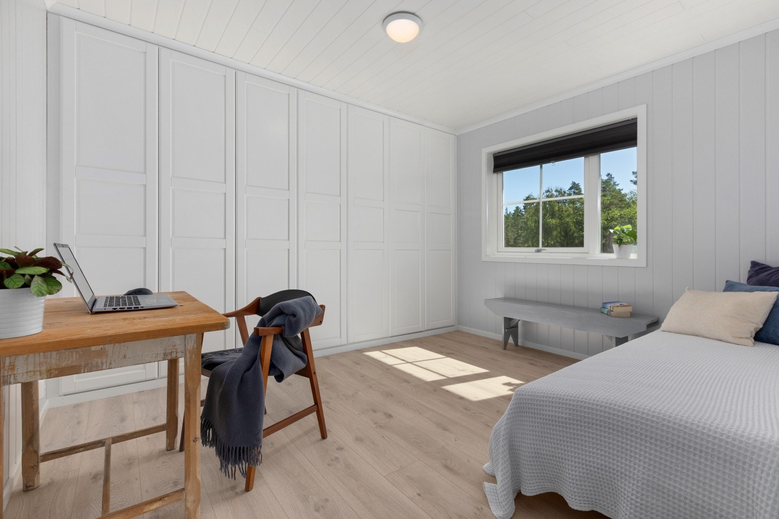 Soverommene har god plass til stor seng, nattbord og øvrig ønsket møblement, noe som gir fleksible og komfortable innredningsmuligheter. Galleribilde