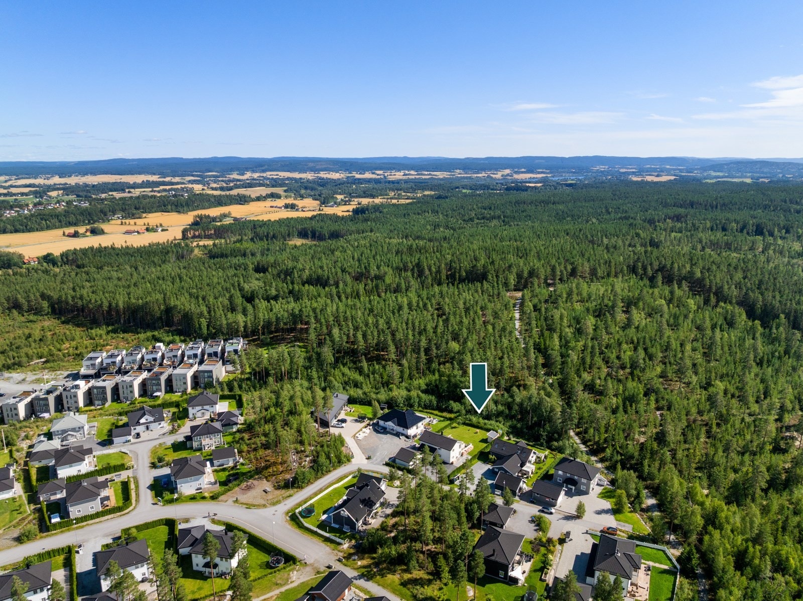 Eiendommen har en attraktiv og tilbaketrukket beliggenhet høyt i terrenget, ytterst i det populære boligområdet Neskollen i Nes kommune. Her bor du skjermet og rolig, samtidig som du har nærhet til det du trenger i hverdagen. Galleribilde