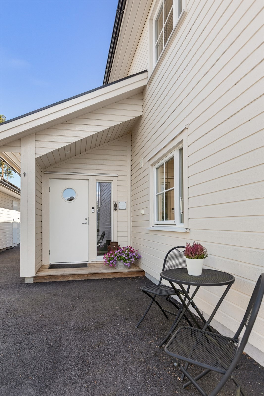 Innbydende, delvis overbygd inngangsparti som gir et hyggelig førsteinntrykk og god beskyttelse mot vær og vind. Galleribilde