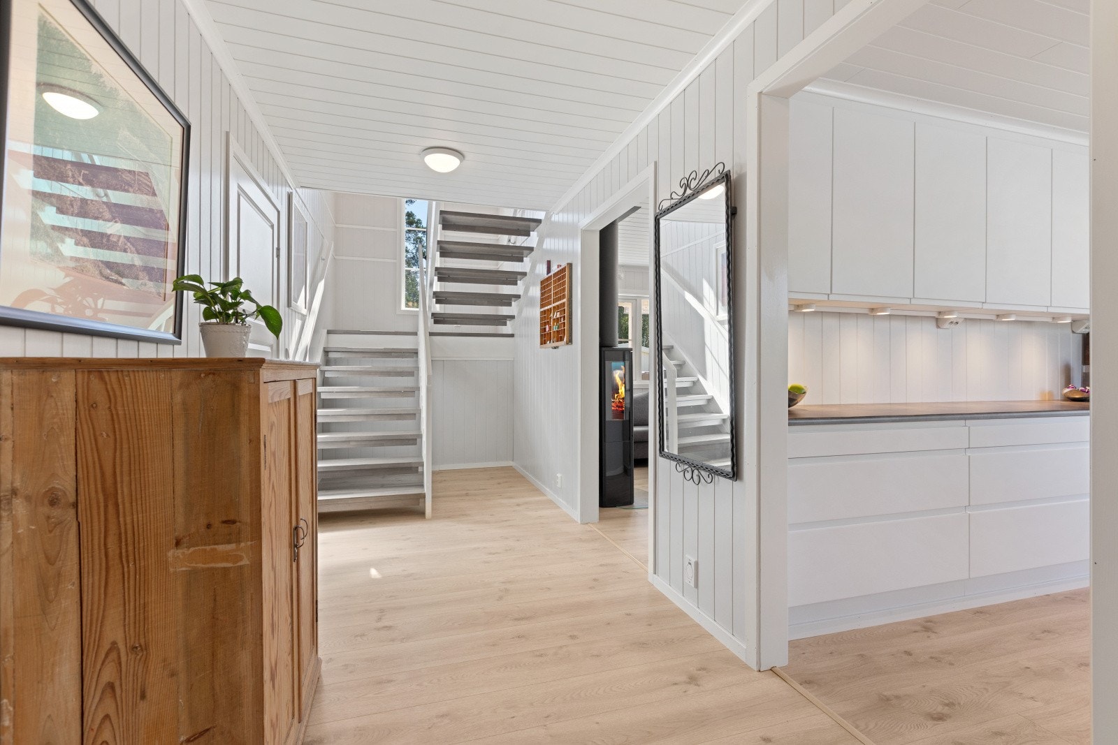 Denne familievennlige eneboligen strekker seg over to plan og byr på en praktisk og funksjonell planløsning. Galleribilde