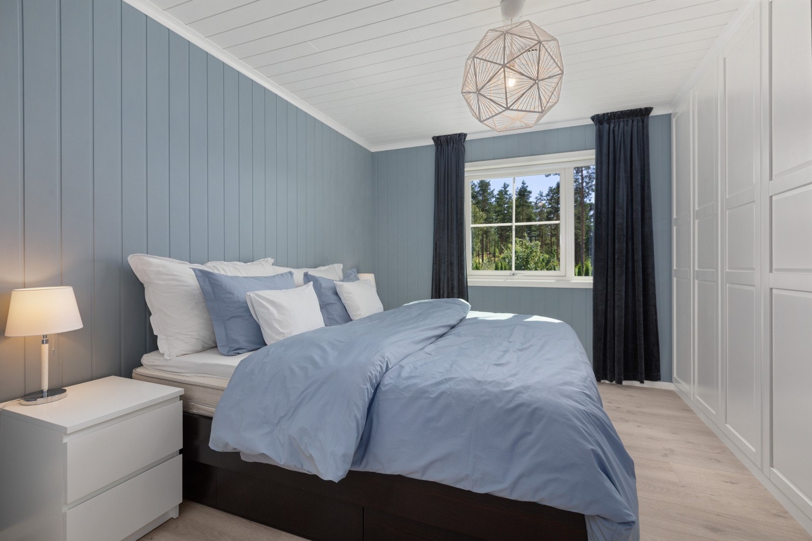 Hovedsoverommet er praktisk plassert i første etasje og har god plass til møblering. Rommet er innredet med garderobeskap som gir gode oppbevaringsmuligheter. Galleribilde