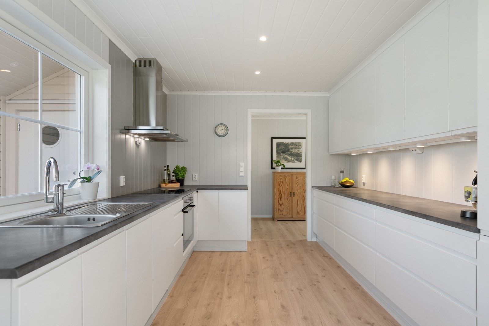 Kjøkkenet er innredet i en praktisk løsning med rikelig skap- og benkeplass, som gir gode arbeidsforhold og god oppbevaring. Galleribilde