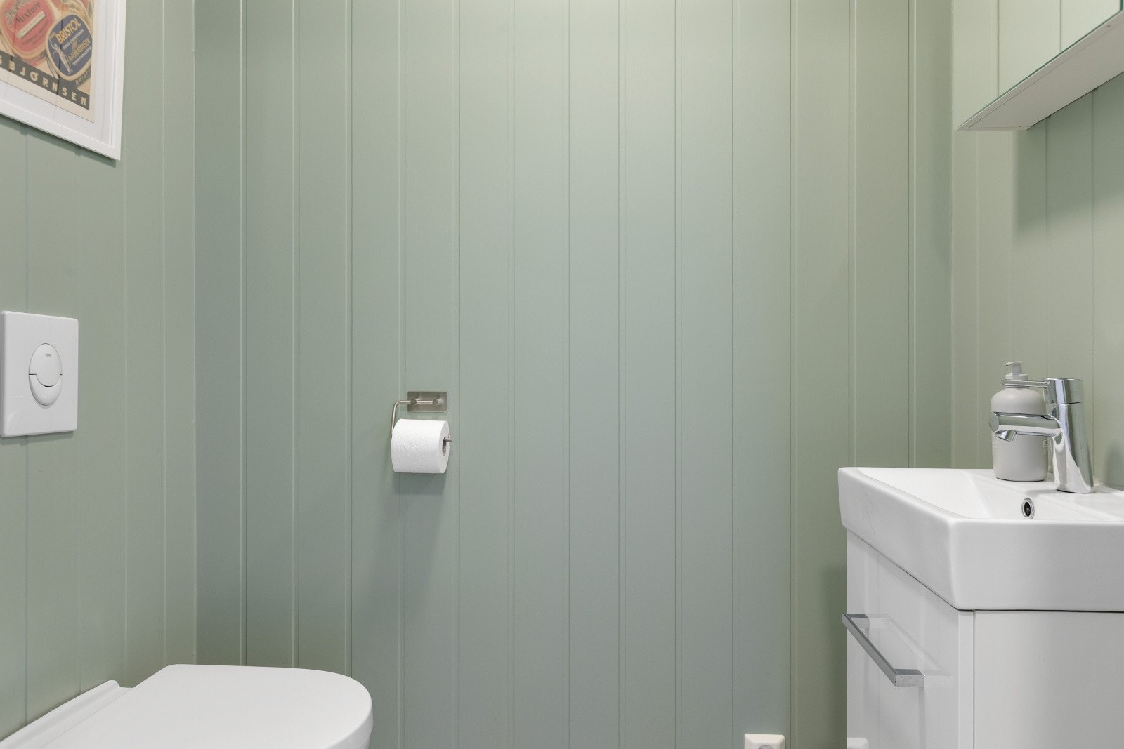 Toalettrommet er stilrent innredet med vegghengt toalett og praktisk servantskap. Galleribilde