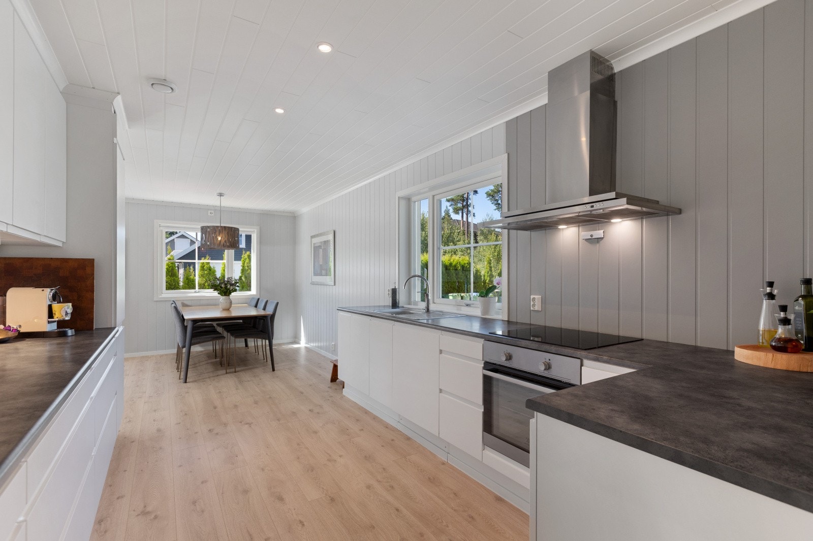 Rommet har et moderne kjøkken med integrert koketopp, stekeovn, oppvaskmaskin og kjøleskap - alt du trenger for en praktisk og komfortabel hverdag. Galleribilde