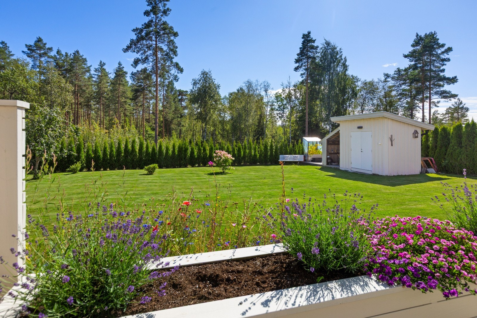 Fra både stuen og terrassen er det direkte adkomst til hagen, noe som skaper en sømløs overgang mellom inne- og uteområdene. Galleribilde