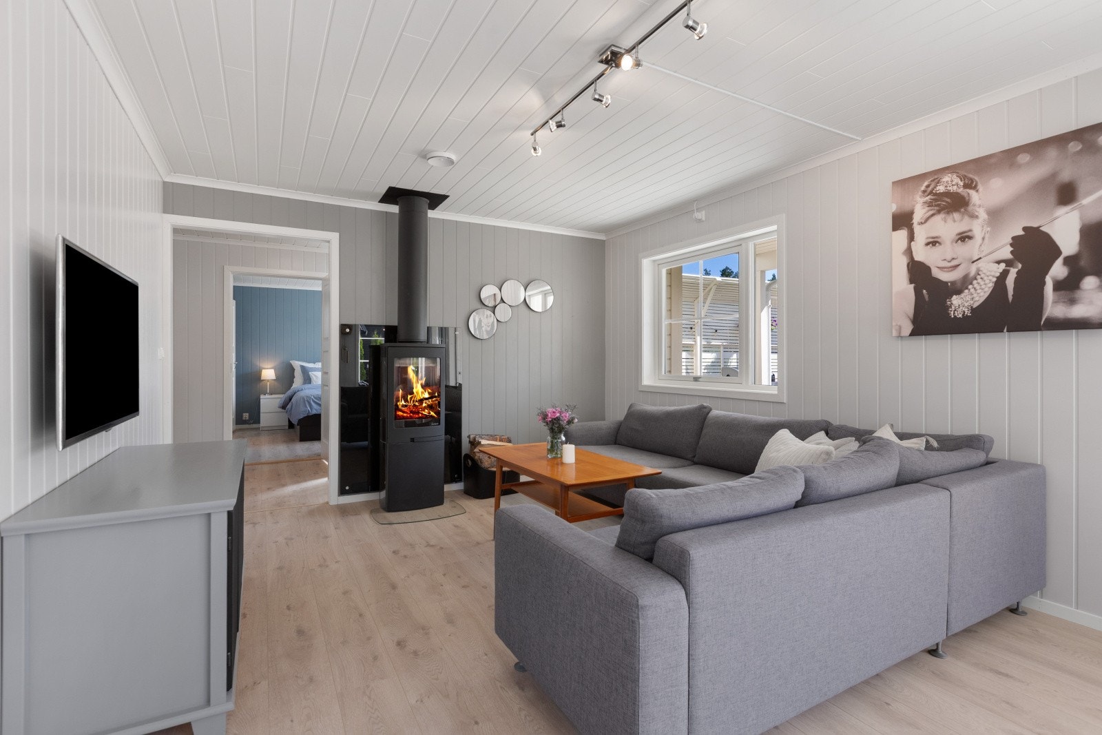 Her er det montert en peisovn som skaper både lun stemning og behagelig varme på kjølige dager. Galleribilde