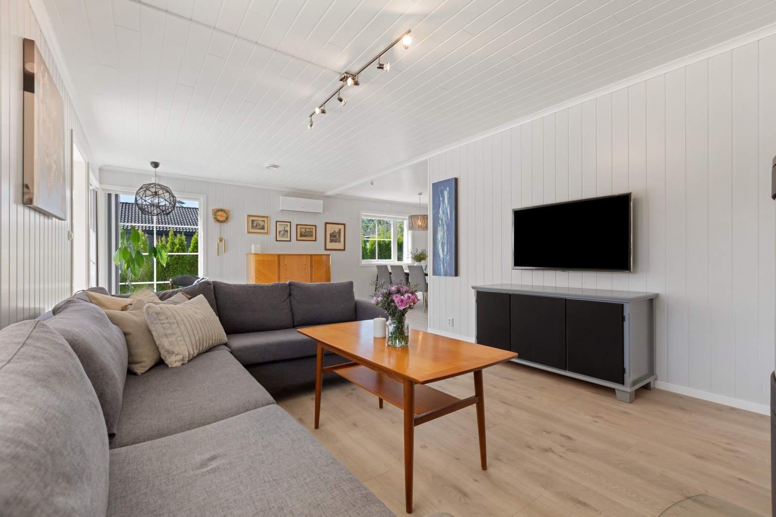 Et perfekt samlingspunkt for hele familien, med god plass til både hverdag og hyggelige sammenkomster. Galleribilde