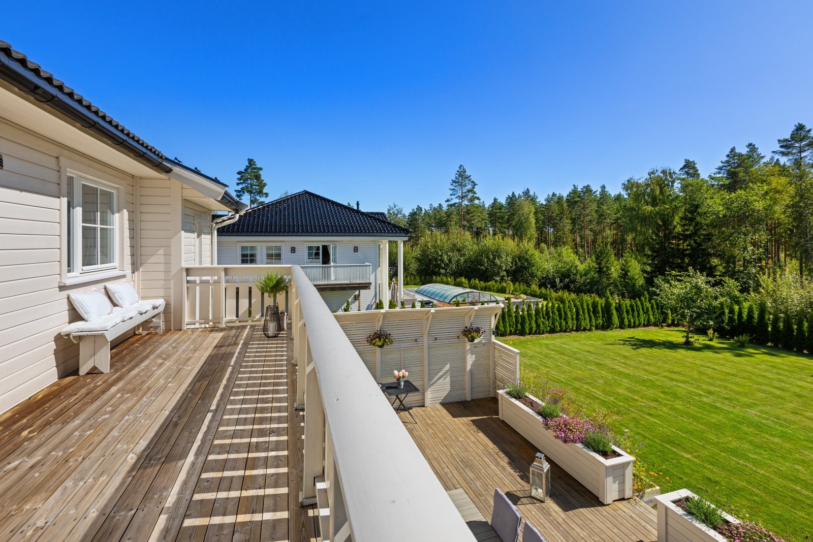 Fra stuen er det utgang til en stor og solrik balkong, som gir fine muligheter for å nyte rolige stunder utendørs. Galleribilde