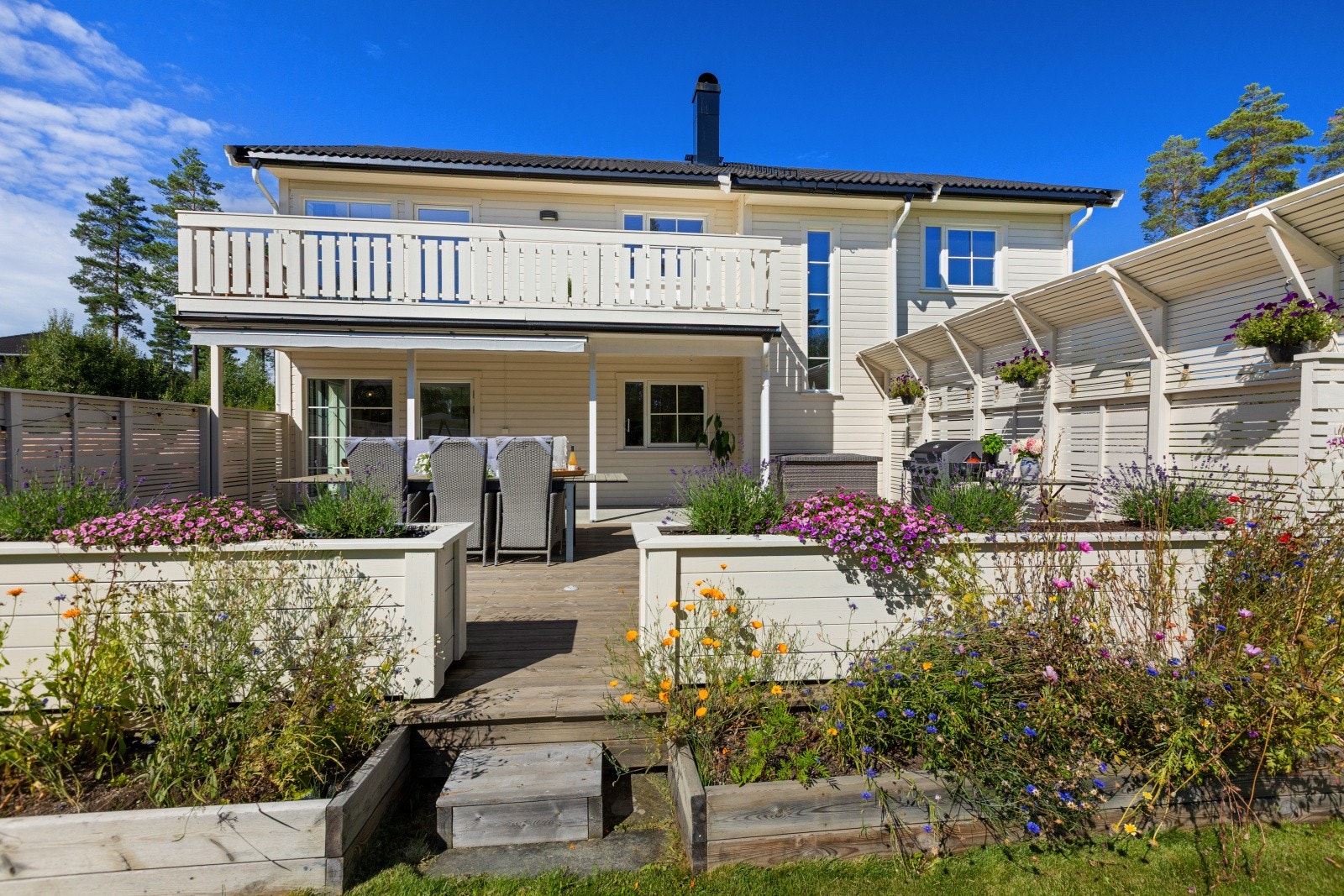 På terrassen er det rikelig med plass til både hagemøbler og grill, slik at du enkelt kan legge til rette for hyggelige måltider og sosiale sammenkomster utendørs. Galleribilde