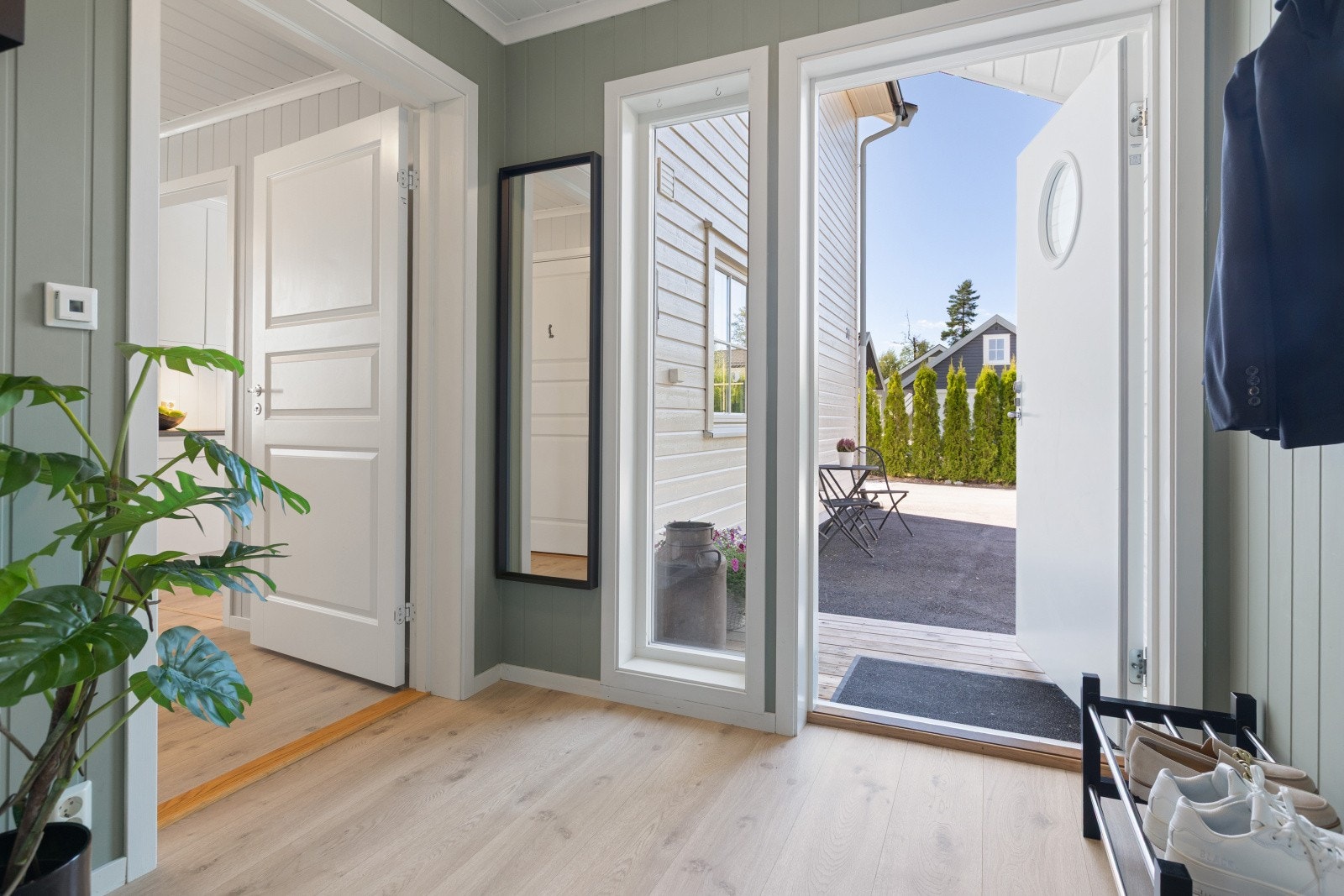 Velkommen inn i en hyggelig og innbydende entré som gir et fint første møte med boligen. Galleribilde