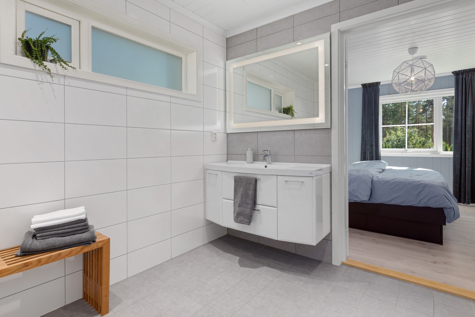 En praktisk suiteløsning med direkte tilgang til eget baderom - en komfort som gir en liten følelse av luksus i hverdagen. Galleribilde