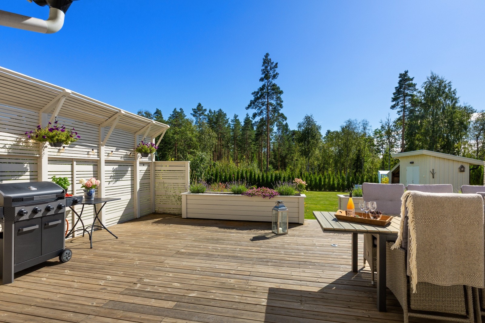 Den usjenerte terrassen oppleves som en naturlig forlengelse av stuen på varme sommerdager, og gir ekstra rom for både avslapning og sosialt samvær. Galleribilde