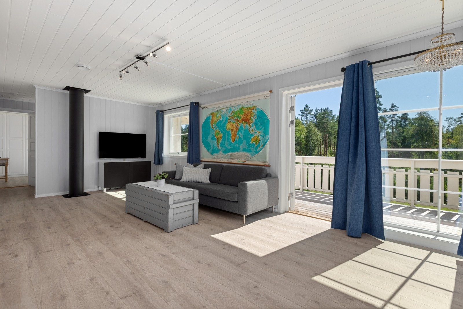 Boligens femte soverom er i dag innlemmet som en del av stuen, men kan enkelt tilbakeføres til opprinnelig planløsning ved behov. Galleribilde