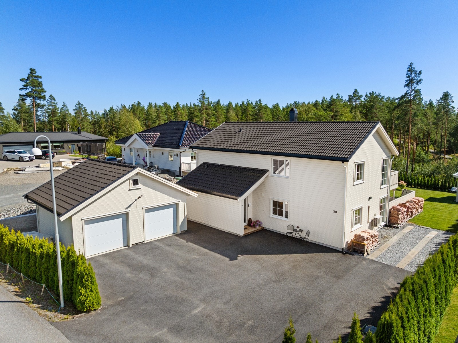 Parkering i dobbelgarasje samt gode parkeringsmuligheter på romslig, asfaltert gårdsplass. Galleribilde