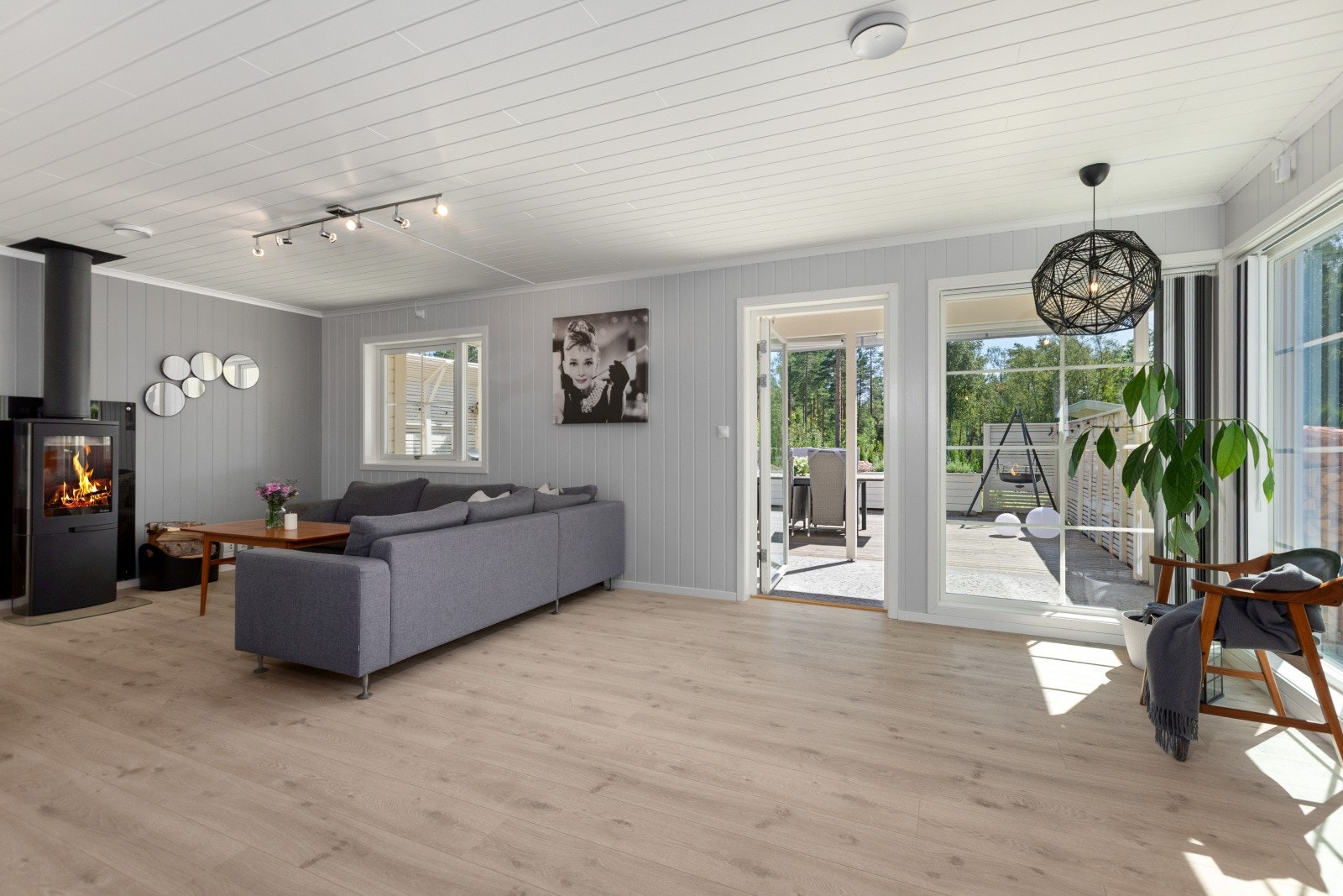 Stuen fremstår lys og innbydende, med gode møbleringsmuligheter som gir deg frihet til å skape en personlig og komfortabel stue etter egne ønsker. Galleribilde