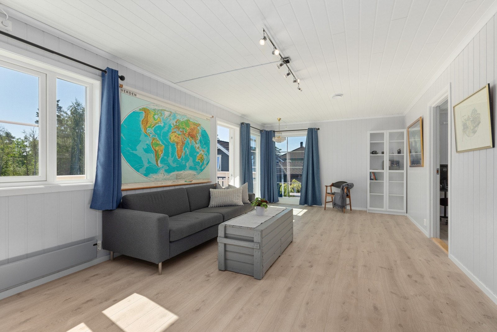 Dersom én stueavdeling ikke er tilstrekkelig, finner du en ekstra stue i boligens 2. etasje - perfekt for familier med barn eller ungdom i hus, eller som en egen sone for avslapning og aktiviteter. Galleribilde